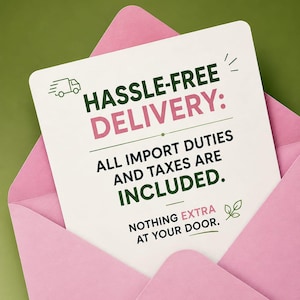 Puede incluir: Una tarjeta rectangular blanca dentro de un sobre rosa. La tarjeta presenta texto en verde oscuro y rosa que dice: HASSLE-FREE DELIVERY: ALL IMPORT DUTIES AND TAXES ARE INCLUDED. NOTHING EXTRA AT YOUR DOOR. Incluye un icono de cami&oacute;n y hoja.