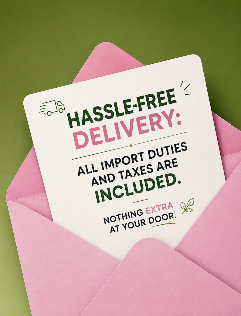 Puede incluir: Una tarjeta rectangular blanca dentro de un sobre rosa. La tarjeta presenta texto en verde oscuro y rosa que dice: HASSLE-FREE DELIVERY: ALL IMPORT DUTIES AND TAXES ARE INCLUDED. NOTHING EXTRA AT YOUR DOOR. Incluye un icono de cami&oacute;n y hoja.