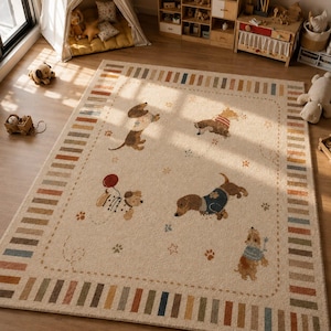 Puede incluir: Una alfombra rectangular con base de color crema y un borde de rayas multicolores. La alfombra muestra cinco perros salchicha ilustrados en varias posturas, acentuados por peque&ntilde;as huellas de patas, estrellas y un gr&aacute;fico de globo rojo.