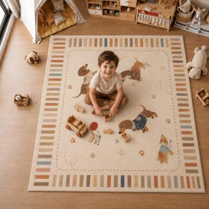 Puede incluir: Una alfombra rectangular con base de color crema que presenta un borde de rayas verticales alternas en tonos tierra suaves. La alfombra muestra ilustraciones de varios perros salchicha con su&eacute;teres, intercaladas con huellas de patas y estrellas.