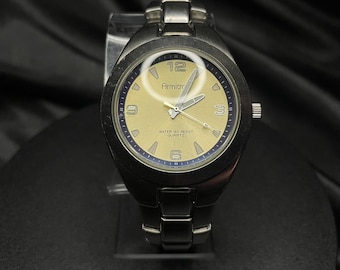 Reloj de cuarzo japonés vintage Armitron para hombre, con correa de acero y esfera dorada/amarilla en funcionamiento.