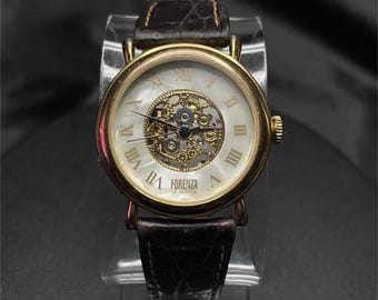 Forenza Reloj de mujer de cuarzo con esfera esqueletizada de nácar, números romanos, caja dorada y correa de piel de 33 mm.