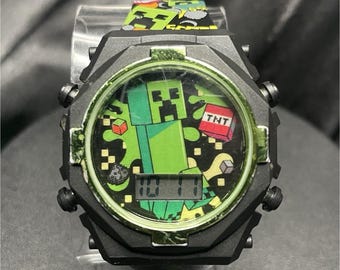 Reloj digital de cuarzo unisex Accutime Minecraft para niños, esfera multicolor y correa negra.