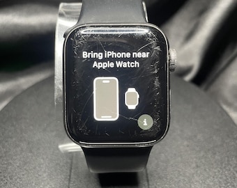 Apple Watch Series 5 de 40 mm, caja de aluminio gris, correa de silicona negra, desbloqueado.