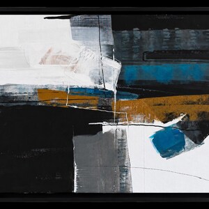 Peut inclure: Tableau abstrait encadré en noir. L'œuvre présente une composition géométrique avec des blocs blancs, noirs, gris, dorés et bleus. Les coups de pinceau et les textures sont visibles, créant une esthétique dynamique et moderne. L'œuvre est une impression sur toile.