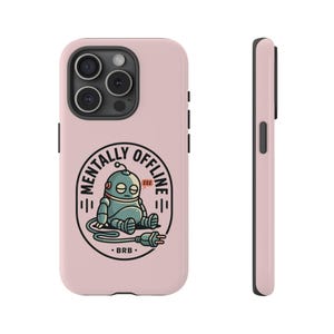 Op de afbeelding: Lichtroze telefoonhoesje met een cartoonrobot met een stekker. De tekst op de hoes luidt "MENTALLY OFFLINE" en "BRB". De hoes heeft een zwarte cameramodule en zwarte zijknoppen.