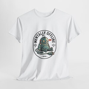 Op de afbeelding: Wit T-shirt met een teal cartoon robot illustratie en de tekst "MENTALLY OFFLINE" in een cirkelvormig ontwerp. De robot zit met zijn stekker uitgetrokken. De tekst "BRB" staat eronder.
