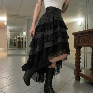 Verjaardagscadeau voor een tienermeisje: asymmetrische maxi-rok van zwart kant met ruches, hoge en lage zoom, gothic-stijl.