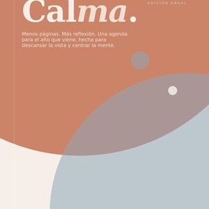 Puede incluir: Portada de agenda digital con la palabra "Calma" en letras blancas grandes. La portada tiene una combinación de colores melocotón y azul con el año 2026 en la esquina superior derecha. El texto debajo del título dice: "Menos páginas. Más reflexión. Una agenda para el año que viene."