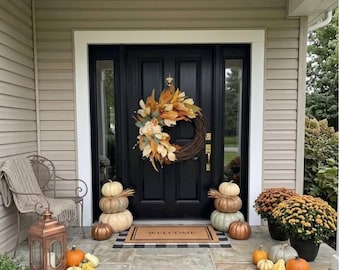 Asymmetrische herfstroos en wilgengras wijnstokkrans — Decoratie voordeur herfstoogst