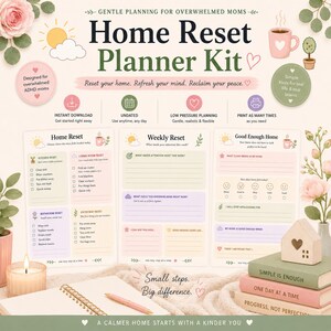 Può includere: Un kit di pianificazione Home Reset con tre pagine stampabili intitolate Home Reset, Weekly Reset e Good Enough Home. Il design include colori pastello tenui, illustrazioni floreali e icone. Testo: Gentle Planning for Overwhelmed Moms.