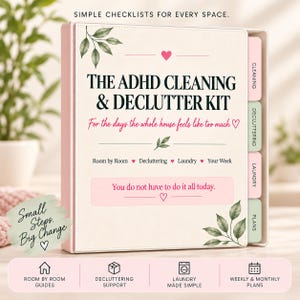 以下が含まれることがあります： The ADHD Cleaning & Declutter Kitというタイトルの白いバインダー。ピンクのアクセント、葉のイラスト、ハートのアイコンが特徴です。Cleaning、Decluttering、Laundry、Plansのタブがあり、You do not have to do it all todayというテキストが記載されています。
