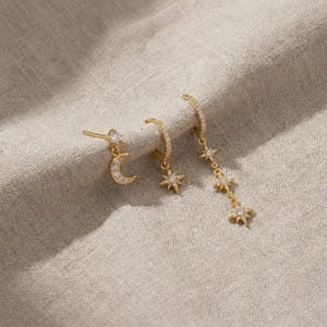 Zestaw 3 kolczyków Celestial • Kolczyki typu Huggie Hoops w kształcie gwiazdy księżyca • Złota, starannie wyselekcjonowana kompozycja kolczyków