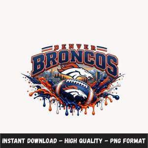 Puede incluir: Un diseño gráfico con el texto Denver Broncos en azul marino y naranja, un logotipo de cabeza de caballo estilizado, un balón de fútbol americano y un fondo de ciudad, rodeado de salpicaduras dinámicas de pintura azul marino, naranja y blanca.