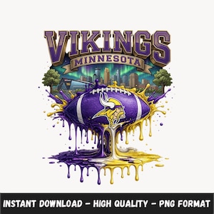 Może przedstawiać: Projekt graficzny z napisem VIKINGS MINNESOTA w kolorze fioletowym i złotym. Wyśrodkowana piłka do futbolu amerykańskiego z logo hełmu wikinga otoczona jest fioletowymi i złotymi zaciekami farby. Tło przedstawia panoramę miasta pod zorzą polarną.
