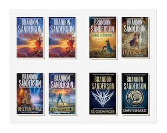 Può includere: Una collezione di otto libri di Brandon Sanderson. Le copertine presentano varie scene fantasy con titoli come "The Way of Kings", "Words of Radiance" e "Oathbringer". Il nome dell'autore è ben visibile su ogni libro.