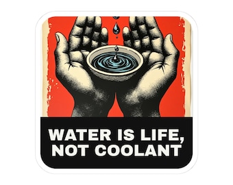 Può includere: Un adesivo con un design in stile vintage. Due mani sorreggono una piccola ciotola d'acqua, con gocce d'acqua che vi cadono dentro. Lo sfondo è rosso e il testo "WATER IS LIFE, NOT COOLANT" è in un rettangolo nero.