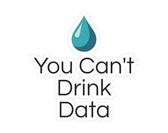 Può includere: Un adesivo bianco con la scritta "You Can't Drink Data" in nero, sormontato da una grafica a goccia d'acqua turchese. L'adesivo è progettato per essere applicato su varie superfici.