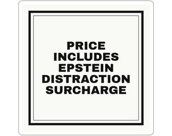 Può includere: Un adesivo quadrato con sfondo bianco e bordo nero. Il testo "PRICE INCLUDES EPSTEIN DISTRACTION SURCHARGE" è stampato in grassetto nero.