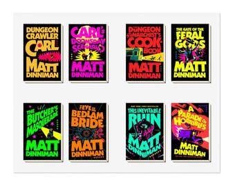 Può includere: Otto copertine di libri con titoli audaci e colori vivaci. I titoli includono "Dungeon Crawler", "Carl Doomsday Scenario" e "The Butcher's Masquerade". Il nome dell'autore "Matt Dinniman" è presente su ogni copertina. Le copertine hanno un'estetica retrò da romanzo popolare.