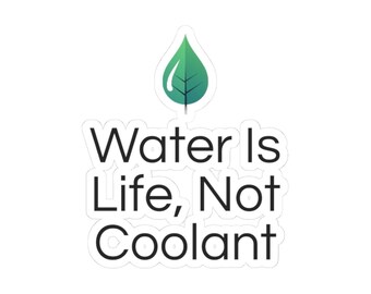 Può includere: Adesivo bianco con la scritta "Water Is Life, Not Coolant" in nero, sormontata da un motivo a foglia verde. Progettato per essere applicato su varie superfici.