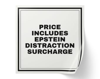 Può includere: Un adesivo quadrato bianco con un sottile bordo nero che presenta il testo nero in grassetto: PRICE INCLUDES EPSTEIN DISTRACTION SURCHARGE. L'adesivo presenta una leggera arricciatura nell'angolo in basso a destra, indicando un supporto adesivo.