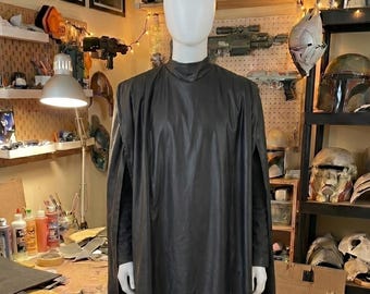 Disfraz de túnica oscura Sith de villano galáctico inspirado en Star Wars / Capa negra con capucha para cosplay.