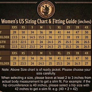 Puede incluir: Una tabla de tallas marr&oacute;n oscuro titulada Women's US Sizing Chart & Fitting Guide (inches) con texto dorado. Muestra medidas de busto, hombro, largo y manga en pulgadas para tallas de XXS a 4X, incluyendo una nota sobre el ajuste de la chaqueta.