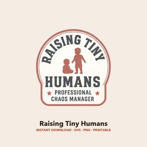 Può includere: Un design grafico circolare in stile vintage con il testo "RAISING TINY HUMANS" e "PROFESSIONAL CHAOS MANAGER". Due sagome di bambini sono al centro. Le parole "Raising Tiny Humans" sono sotto.