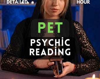 Pode incluir: Uma pessoa vestindo uma blusa de renda preta de manga comprida e um lenço preto na cabeça, segurando um baralho. O texto na imagem diz: EXTRA DETAILED, SAME HOUR, PET PSYCHIC READING. Duas velas amarelas acesas estão em primeiro plano.