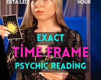 Pode incluir: Um serviço de leitura psíquica com cartas de tarô com ilustrações de sol amarelo. As sobreposições de texto dizem EXTRA DETAILED, SAME HOUR, EXACT TIME FRAME e PSYCHIC READING. Duas velas laranja acesas estão posicionadas em primeiro plano.