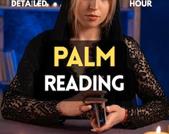 Pode incluir: Uma pessoa vestindo uma blusa preta de renda de manga comprida e um lenço preto na cabeça, segurando um baralho. O texto diz EXTRA DETAILED, SAME HOUR e PALM READING. Duas velas amarelas acesas estão em primeiro plano sobre a mesa.