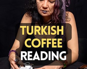 Pode incluir: Uma pessoa com um lenço roxo e uma regata preta realiza uma leitura de café turco. O texto EXTRA DETAILED e SAME HOUR aparece no topo, com TURKISH COFFEE READING no centro. Pequenas pedras brancas estão espalhadas sobre a mesa.