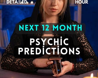 Pode incluir: Uma pessoa vestindo uma blusa preta de renda de manga comprida e um lenço preto na cabeça, segurando um baralho. O texto na imagem diz: EXTRA DETAILED, SAME HOUR, NEXT 12 MONTH, PSYCHIC PREDICTIONS. Duas velas amarelas acesas estão em primeiro plano.