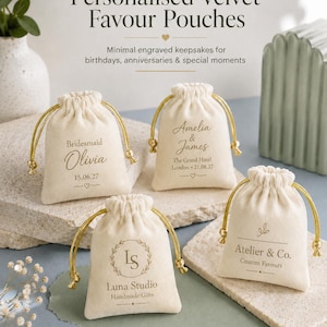 Könnte beinhalten: Vier cremefarbene Samtbeutel mit Kordelzug und goldenen Schnüren. Jeder Beutel ist mit individuellem Text bedruckt: 'Bridesmaid Olivia 15.06.27', 'Amelia & James The Grand Hotel London 21.08.27', 'Luna Studio Handmade Gifts' mit 'LS'-Monogramm und 'Atelier & Co. Custom Favours'.