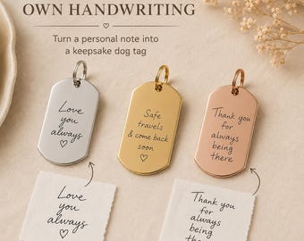 Op de afbeelding: Drie metalen hondenpenningen in zilver-, goud- en roségoudkleur, elk voorzien van een persoonlijke handgeschreven gravure. De penningen bevatten de teksten "Love you always", "Safe travels & come back soon" en "Thank you for always being there" met hartjes.