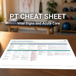 Op de afbeelding: Een witte PT Cheat Sheet met de titel "Vitale functies en acute zorg" ligt op een houten tafel, met een pen rechts. Een kleine potplant en een visitekaarthouder staan op de voorgrond. De achtergrond is wazig.
