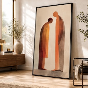 Könnte beinhalten: Ein großes, rechteckiges gerahmtes Wandbild mit zwei stilisierten, abstrakten menschlichen Figuren in Orange-, Gelb- und Brauntönen. Eine Figur steht aufrecht, während die andere sich nach vorne beugt, beide auf einem hellbeigen Hintergrund.