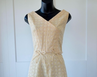 Vestido con bordado inglés de los años 50: beige, corte entallado y acampanado, cintura de 76 cm