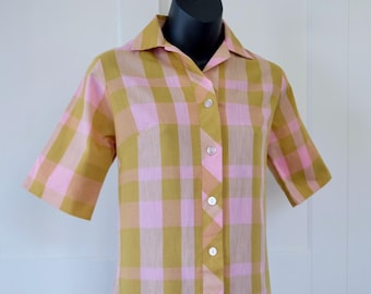 Vestido camisero de cuadros rosas y verdes de prensado permanente de los años 60 (talla XS/S)