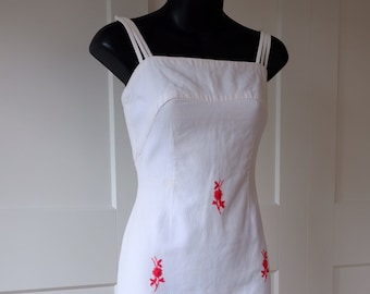 Robe gaufre en coton blanc des années 1950 avec broderie florale rouge - Taille S