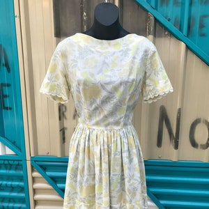 Vestido de estampado floral de la década de 1950 con adornos de ganchillo y falda plisada - Talla M Cintura de 28 "