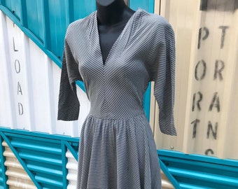1940er Jahre „Helen Withing Inc“ Fit and Flare Kleid aus Faille - W: 66"