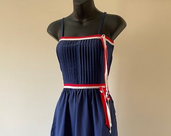 Robe marine « Lord and Taylor » « Alternatives » des années 1970 - Jupe évasée. L 26"