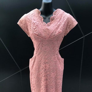 Abito da cocktail anni '50 in pizzo rosa cipria e taffettà con dettaglio di perline - taglia M 28" vita