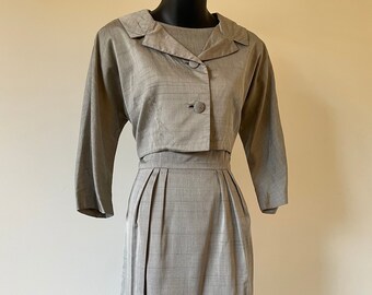 1950s Taupe 2 pc S / S Dress & Cropped Jacket Set - Cintura 26/7