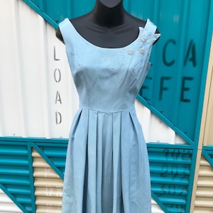 Vestido Faille Azul Bebê &quot;Junior Accent&quot; dos anos 1950 - Saia completa - Cintura 27&quot;