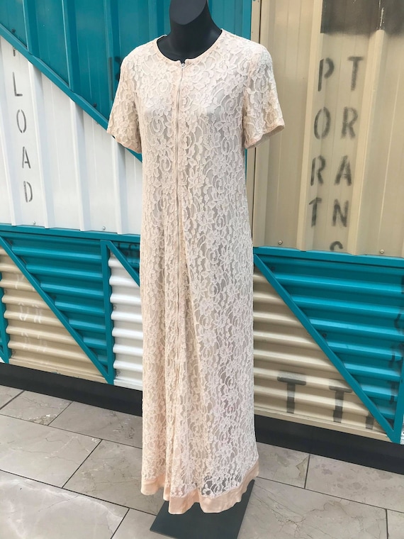 Beautiful 1960s "Dela-Ann Creation" Ivory Lace Hou