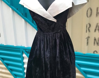 Robe en velours noir « Nuit rouge » des années 1990 avec col - Main Image