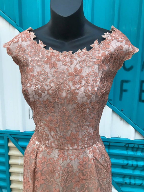 1950s Guipure Lace Wiggle Dress - Dusty Pink Clay… - image 3